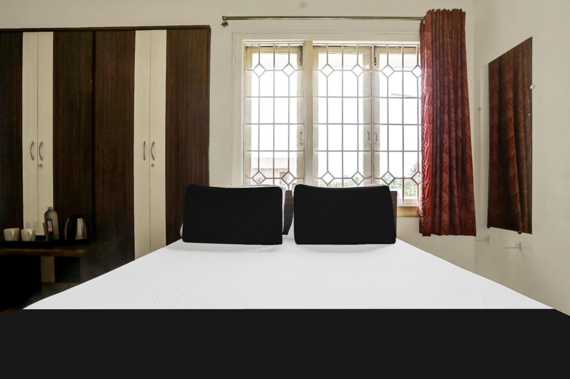 Super Hotel O Ashok Nagar Near Jntu College Kākināda Exteriör bild
