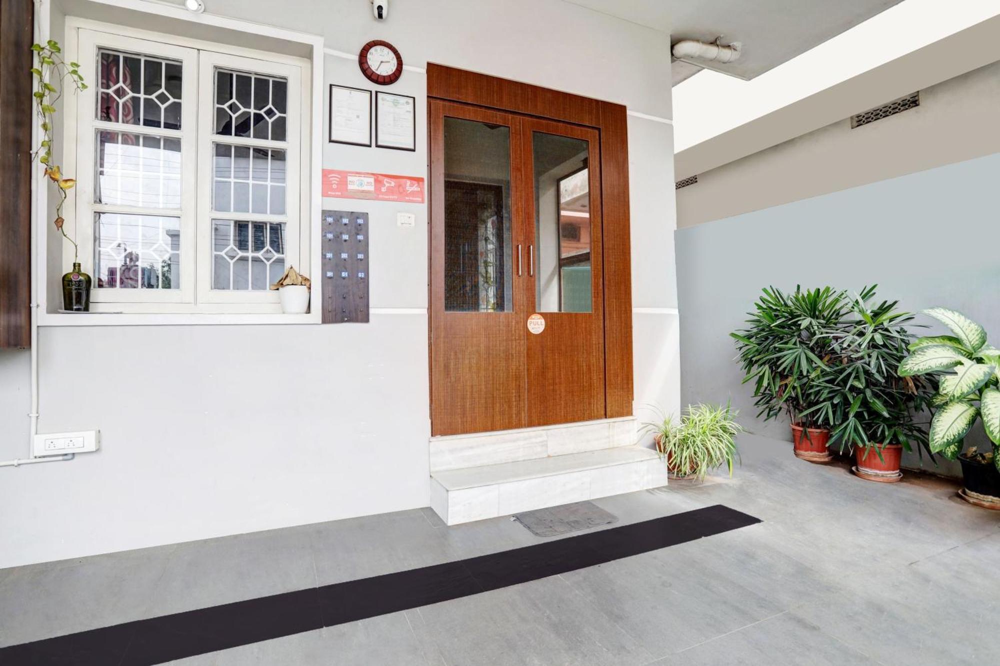 Super Hotel O Ashok Nagar Near Jntu College Kākināda Exteriör bild